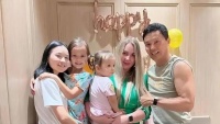 68岁相声演员娶小30岁洋妻，生一屋混血儿移居国外，如今过得怎样