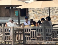 乌镇黄磊何炅现身，差两岁却像两代人，张子枫看着有点矮