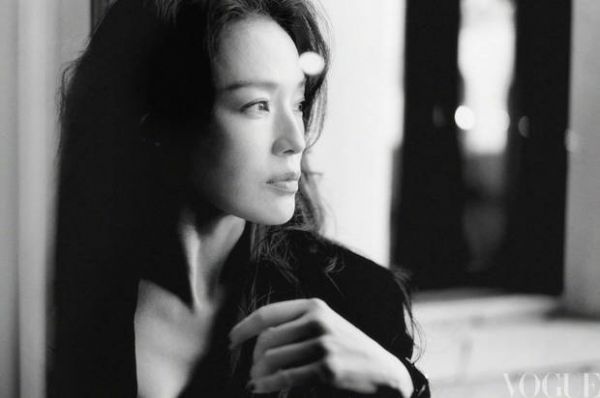 舒淇侧脸线条优美。