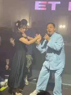 小丫头片子，你摘我桃，你不讲武德，你给我耗子尾汁！