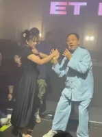 小丫头片子，你摘我桃，你不讲武德，你给我耗子尾汁！