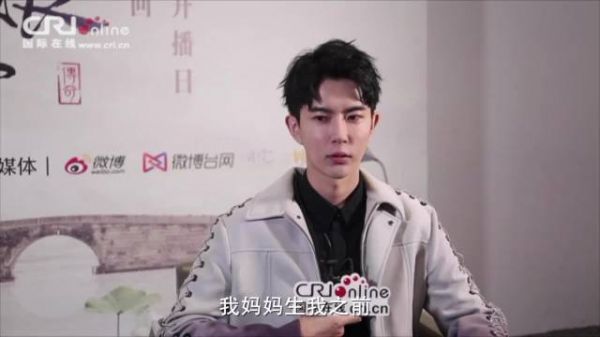 演员于朦胧去世，小区清洁工称坠楼者被盖后拉走