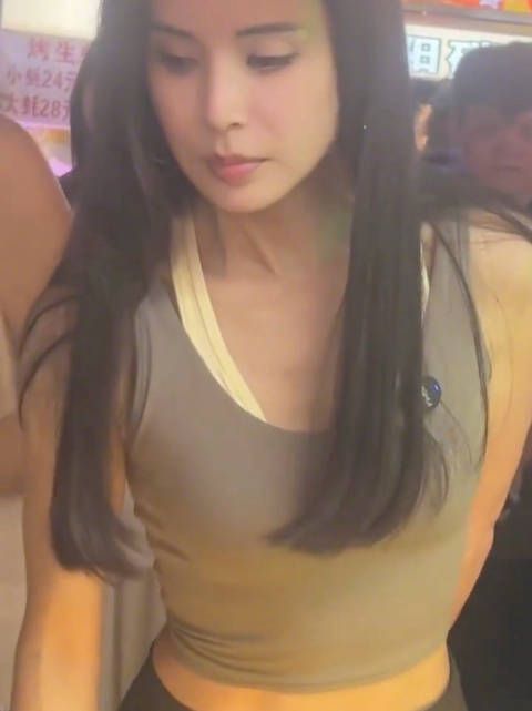 李若彤在扬帆夜市，这个状态你告诉我她59岁？少女感好足