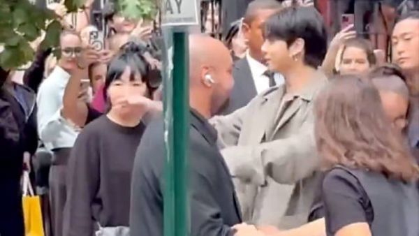 田柾国亮相纽约时装周,挥手鞠躬微笑互动