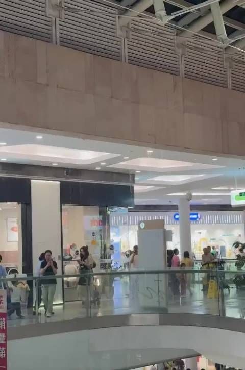 好家伙，荟聚都被砸漏了