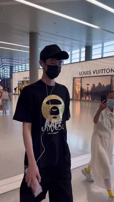 不久还机场偶遇于朦胧,他真的好好,不过看的出来他好像很压抑