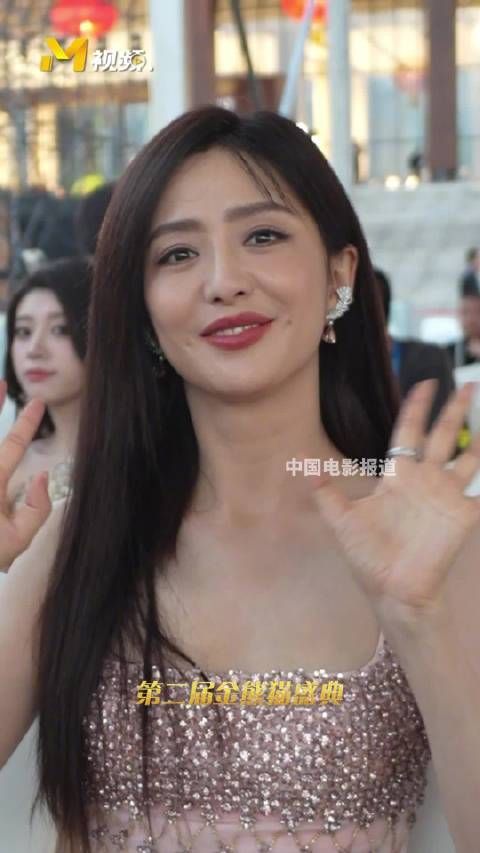 佟丽娅热情互动,举手投足间满是东方美人的温婉气韵