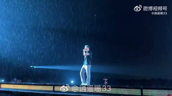 韩庚雨中合奏爱的翅膀2025,20年陪伴引粉丝默契呼应