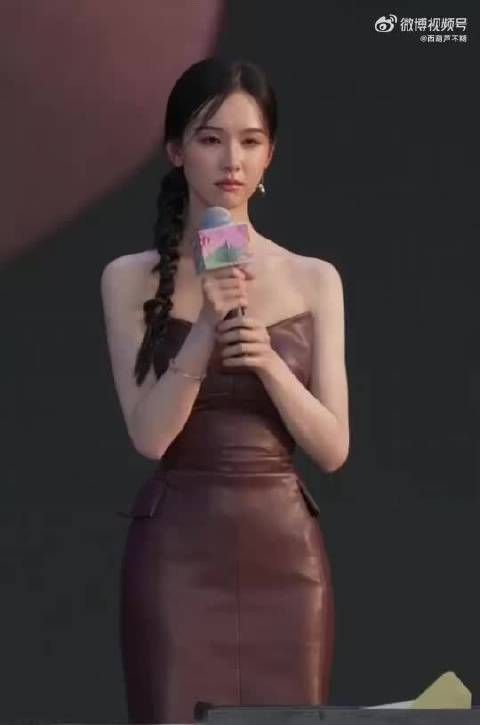 工作人员踩了姐的裙子，嘟嘟一直说没关系！啊啊啊嘟嘟你美你善！