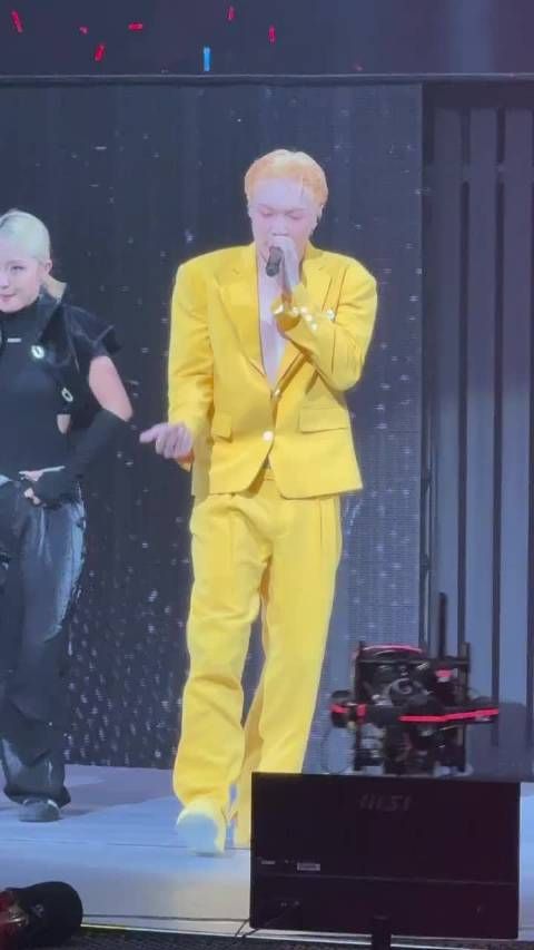 去看张艺兴的演唱会是不是都很幸福,不用粉丝说自己就解开了