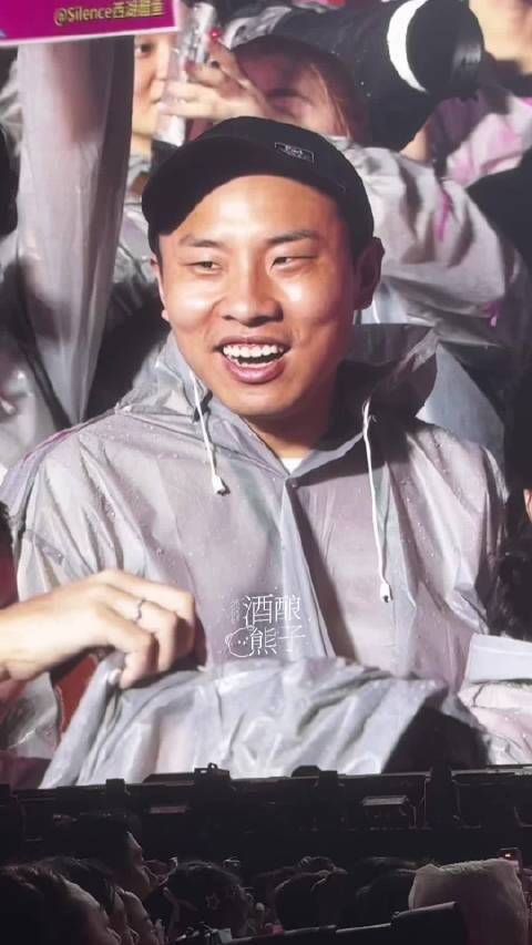 徐志胜再现汪苏泷演唱会,起身挥手互动