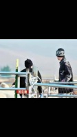 何浩楠任青岛里院喜剧节特邀嘉宾，穿西装亮相引期待