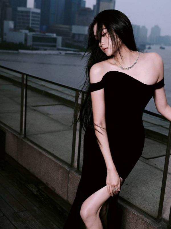 关晓彤身姿曼妙，曲线迷人。