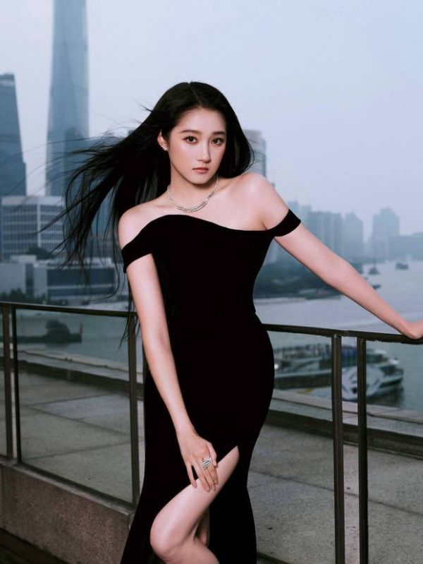 关晓彤一头秀发飞扬，魅力十足。