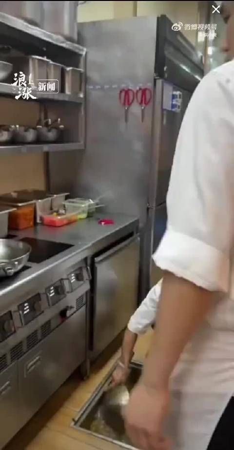 完蛋了,刚看到的视频,说西贝员工用漏勺掏下水道,还是在直播的时候