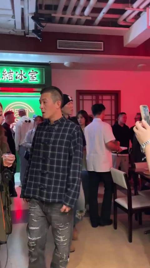 44岁陈冠希和老婆在加拿大聚餐,老了很多有白发了,看起来很疲惫!