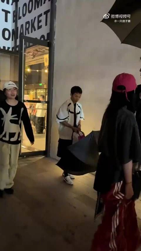 李雪琴签名现场幽默护粉，东北话回应保安逗笑网友