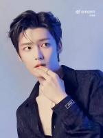 侯明昊黑色丝绒西装亮相名利场，贵公子气场十足