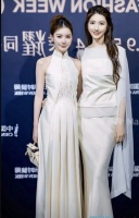 汪小菲小娇妻去北京走秀，穿一身白色礼服笑得开心，直角肩很吸睛