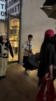 李雪琴签名现场幽默护粉，东北话回应保安逗笑网友