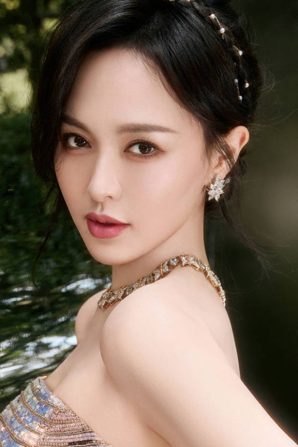 搜狐娱乐讯 近日，唐嫣的一组美照曝出。图中，唐嫣穿着亮片抹胸裙，腰肢纤细，戴着珍珠发箍，甜美精致。