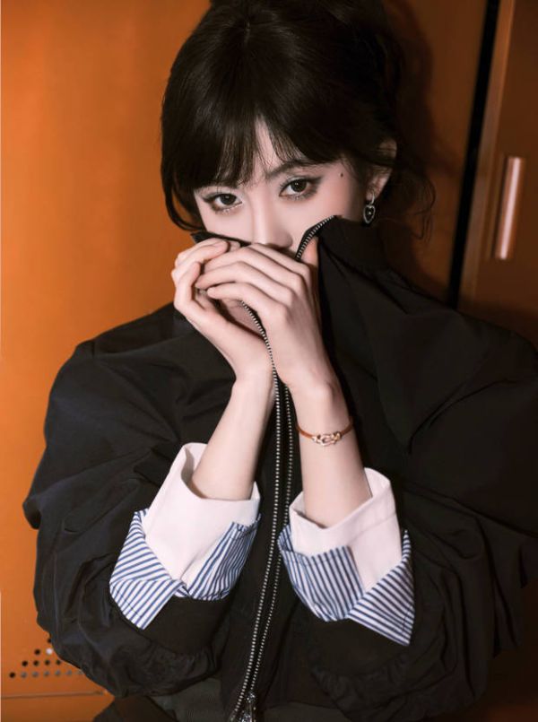 鞠婧祎烟熏妆容美丽大方。