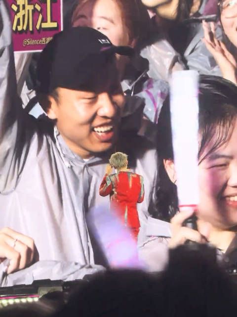 徐志胜携女友看汪苏泷演唱会,后台合影离场摸头杀