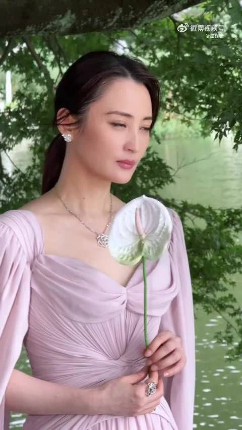 蒋勤勤庐山大片曝光,藕粉长裙如琴湖畔展古典美