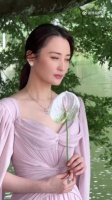 蒋勤勤庐山大片曝光，藕粉长裙如琴湖畔展古典美