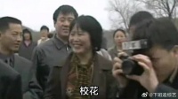 赵本山早期和妻子回老家影像，村民到村口迎接，还见到当年校花