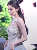 被风轻拂过的脸 怎么能漂亮成这样@Dear-迪丽热巴 斯维诗 迪丽热巴上海