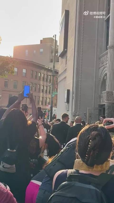 秦岚纽约看秀穿卡其长裙引外国网友尖叫