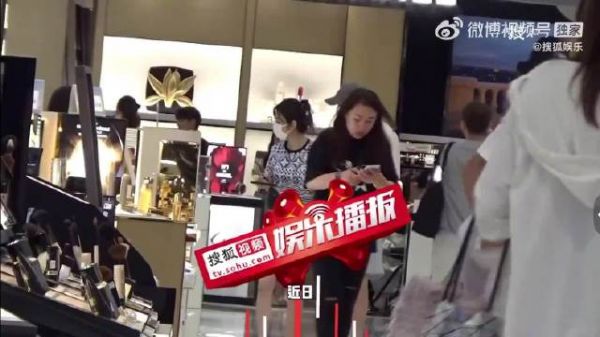 俞灏明王晓晨一起逛街,全程十指紧扣,看起来感情稳定甜蜜