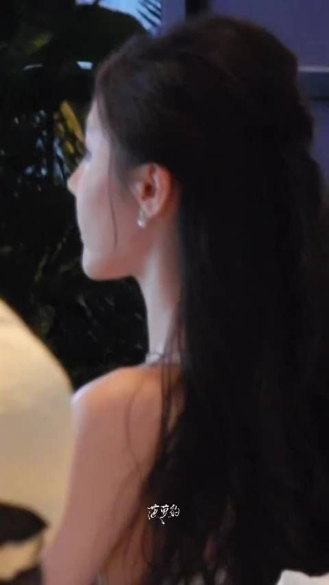 迪丽热巴妆造获赞，展现内娱女星魅力