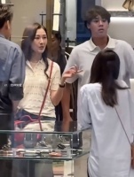 李嘉欣陪儿子逛商场被偶遇 儿子优越身高抢镜