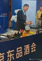 刘强东直播首秀，称“像贾国龙先生第一次炒菜一样紧张，像罗永浩第一次说脱口秀一样紧张”