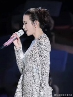 阴天在不开灯的房间 当所有思绪都一点一点沉淀