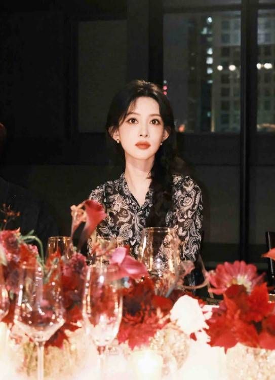 近日，孟子义的一组美照曝出。图中，孟子义穿着花纹衬衫，长发披肩，坐在一簇鲜花后，好似画中的公主。