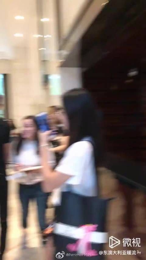 修身黑T和牛仔裤,很乖很帅的宝贝