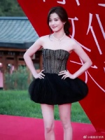 卢昱晓黑色抹胸亮钻芭蕾裙，美腿又长又直，青春活力魅力十足！