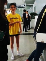 鞠婧祎机场穿黄T恤短裤长袜显活力，粉丝土味情话反撩害羞
