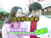 成龙金喜善早期一起上街，真的好像情侣
