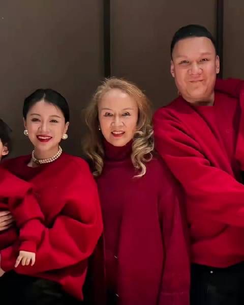 李嘉格离婚后仍称前婆婆为妈,赞其善解人意