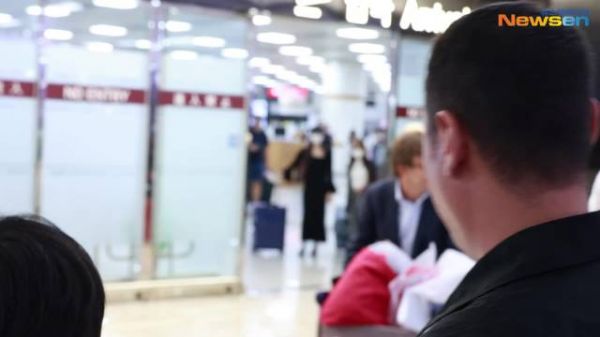 250918 金浦入境 饭拍  大晚上回到了 cr logo