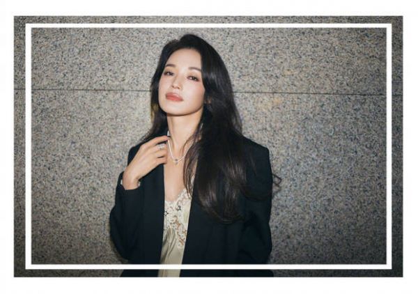 舒淇长发披肩，妩媚性感。