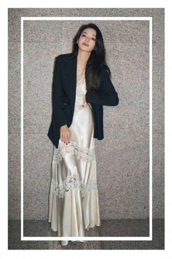 舒淇身材纤细，女神范儿十足。