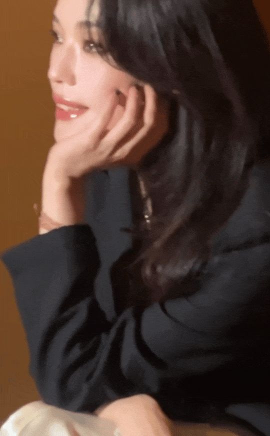 舒淇单手托腮，笑容明媚。