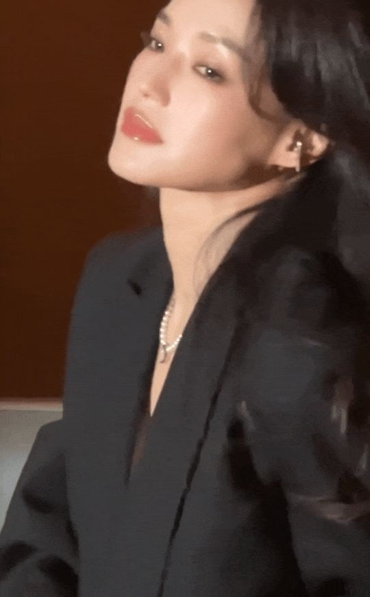 舒淇下颌线精致。