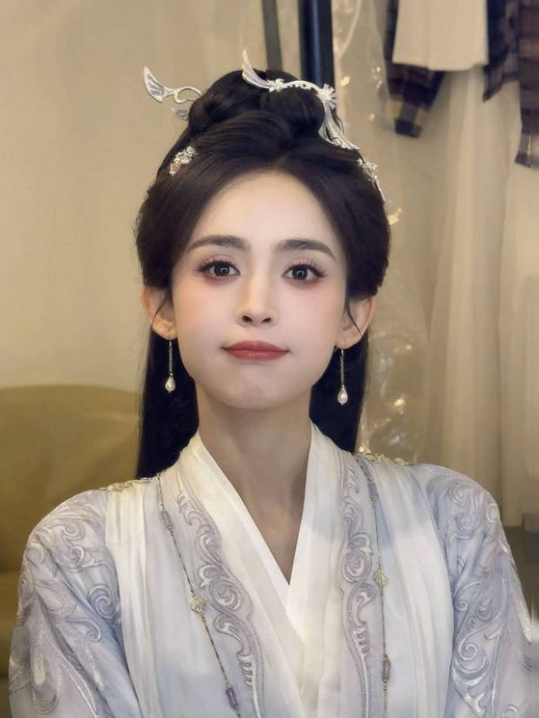 娜扎微微嘟嘴卖萌，皮肤嫩得仿佛能掐出水儿来。