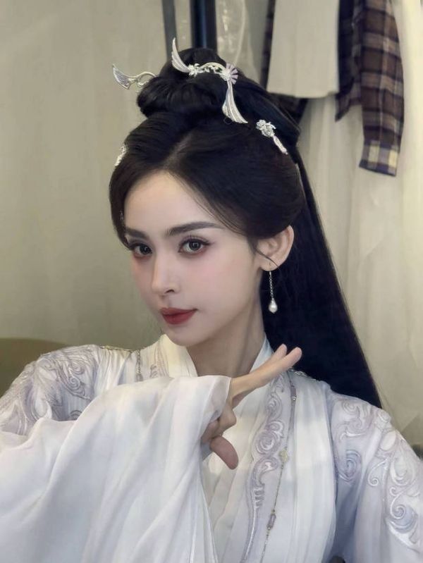 娜扎秒变古风少女，状态在线。
